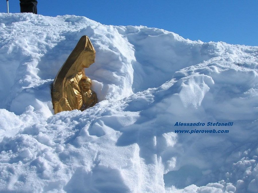 07 in vetta sbuca appena la Madonnina.JPG